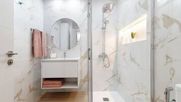 Dusj, hårføner og håndklær