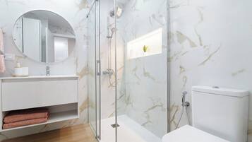 Suihku, hiustenkuivaaja, pyyhkeet