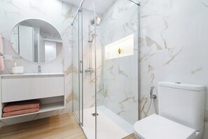 Regadera, secadora de cabello, toallas