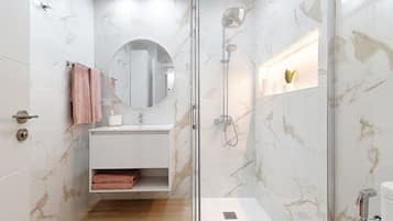 Dusche, Haartrockner, Handtücher