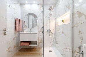 Suihku, hiustenkuivaaja, pyyhkeet