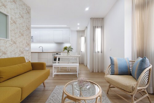 Magnolia's Las Canteras Holiday Apartment with Wi-Fi