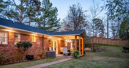 Hillside Ranch Patio with BBQ Grill Walking Distance to Campus & Square.