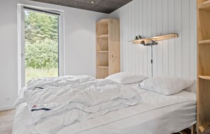 4 bedrooms, travel crib, free WiFi