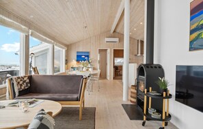 Smart TV, fireplace