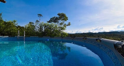 Hermosa cabaña cerca a la hacienda napoles , es un paraiso natural.