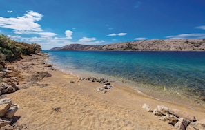 Una spiaggia nelle vicinanze