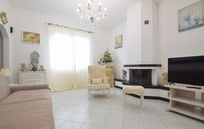 Televisión y chimenea 