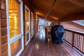 Terrace/patio - Snow Banks Lodge, Beautiful Home in Angel Fire (Angel Fire)