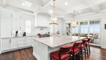 Luxury House, Multiple Beds, Pool Access, Ocean View | Private kitchen | Fridge, microwave, oven, stovetop