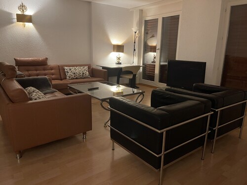 Centrally located, Spacious Modern Apartment