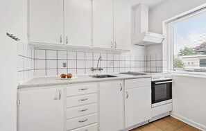 Kühlschrank, Ofen, Herdplatte, Wasserkocher mit Kaffee-/Teezubehör