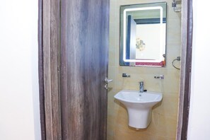 Deluxe-Apartment | Badezimmer | Kostenlose Toilettenartikel, Haartrockner, Handtücher, Seife