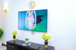 Lägenhet Deluxe | Vardagsrum | 40-tums LED-tv med satellitkanaler