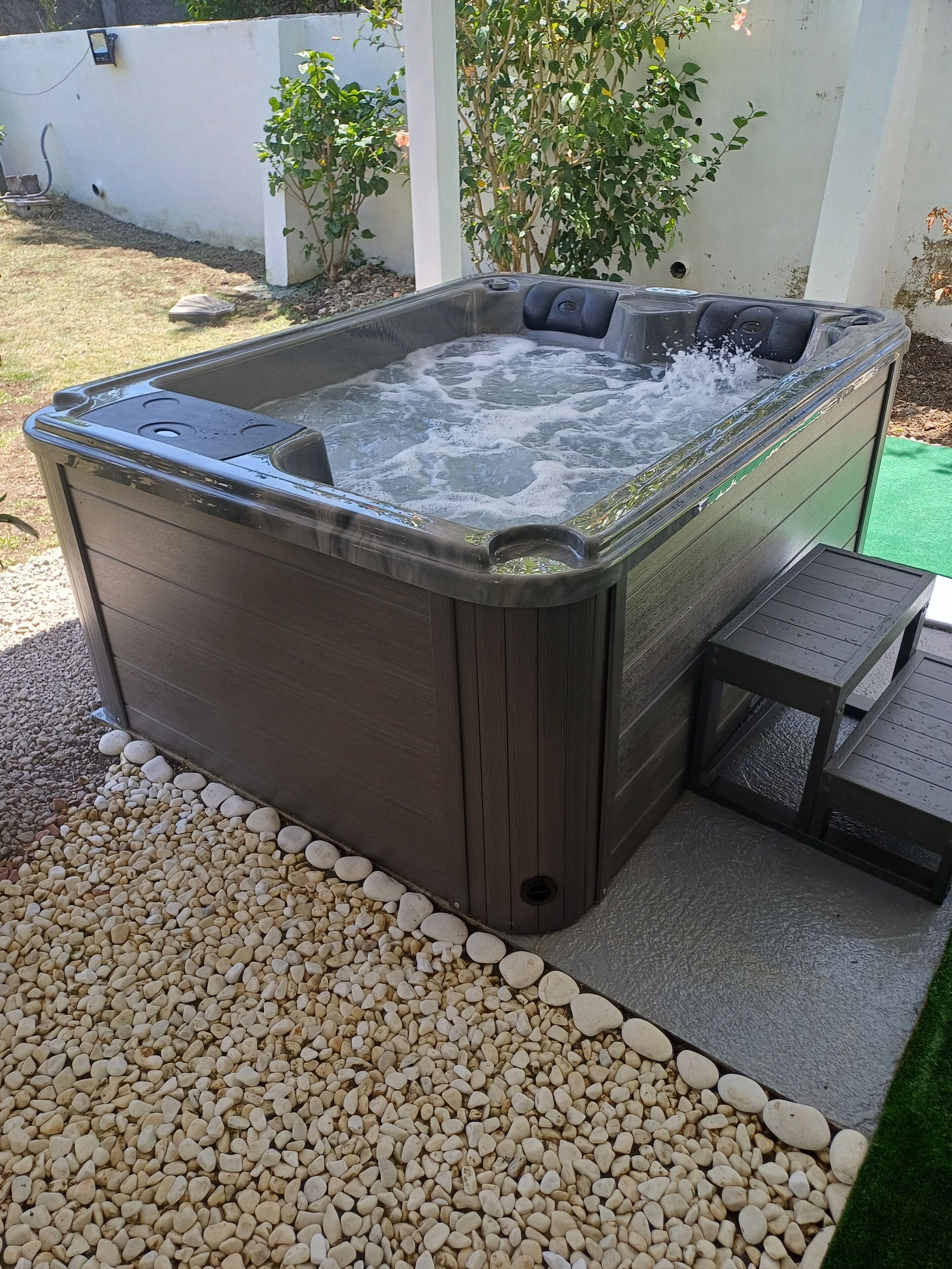 Outdoor spa tub