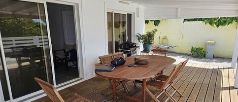 تناول الطعام بالخارج