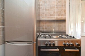 Køleskab, ovn, kogeplade, kaffe-/temaskine