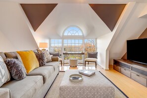 Smart TV - Entire Riverside and Parkside Home in the Heart of Old Town, with Parking! (Alexandria)