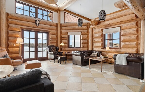 Téléviseur, table de baby-foot