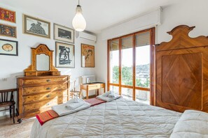 2 bedrooms, iron/ironing board, internet