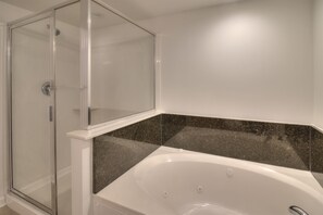 Dusche, Whirlpool, Handtücher, Toilettenpapier