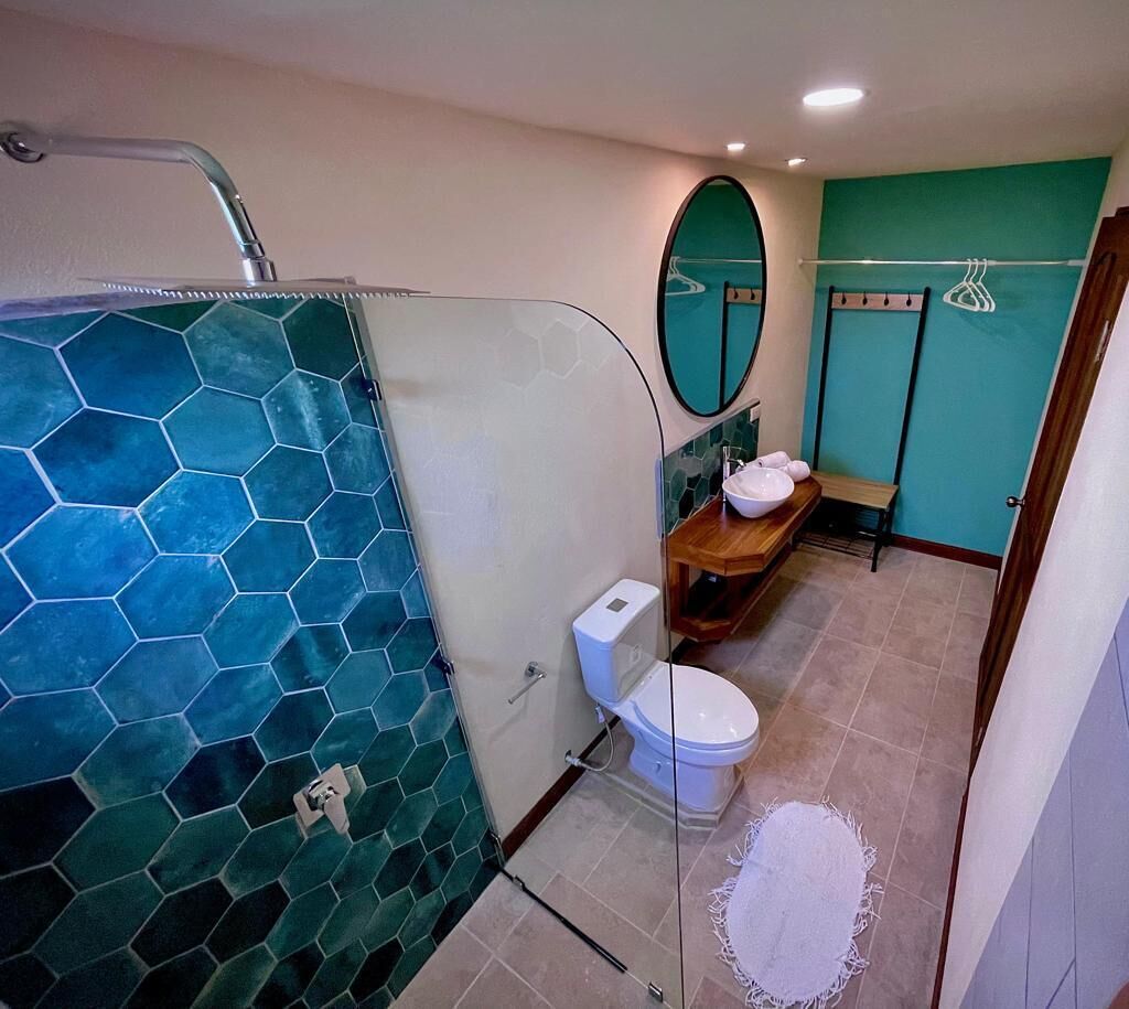 Een douche, handdoeken, zeep, shampoo