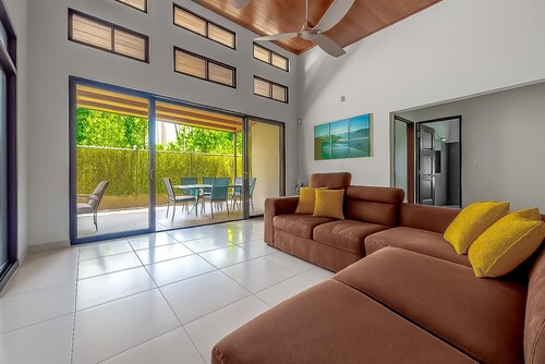 Modern 3-bed in Downtown Uvita with Pool