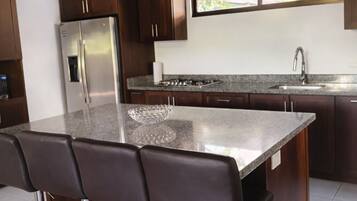 Een koelkast, een magnetron, een oven, een kookplaat