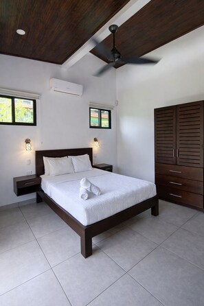 3 bedrooms, iron/ironing board, travel cot, WiFi - Modern 3-bed in Downtown Uvita with Pool (Uvita)