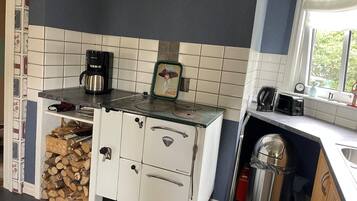 JÀÀkaappi, mikroaaltouuni, uuni, liesi