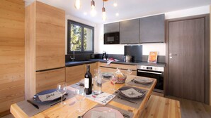 Una cocina moderna con armarios de madera, microondas integrado y un comedor listo para una comida.