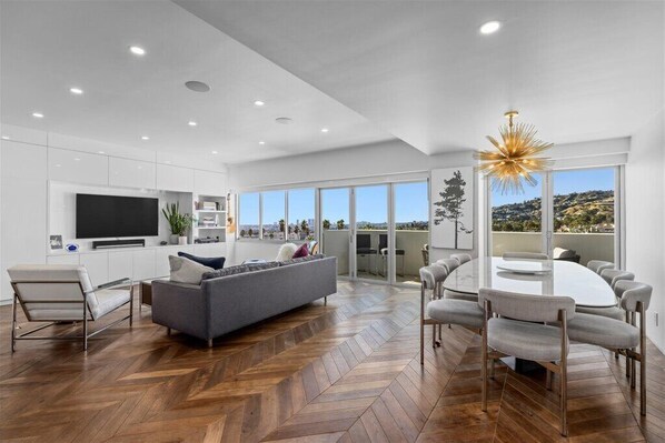 Smart TV - Luxury West Hollywood 2-Bed Apt as seen in Netflix 'Selling Sunset' show. (Los Angeles)