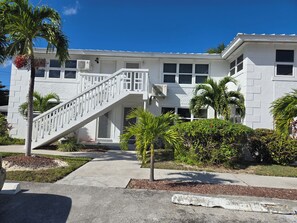 Exterior - Freeport Grand Bahamas:  Coral Beach Family Friendly Condo- steps to the beach! (Freeport)