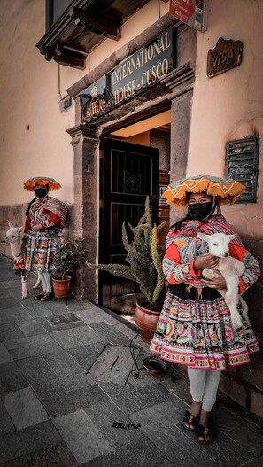 A building with a sign reading "INTERNATIONAL HOUSE - CUSCO". - Hostal International House Cusco (Cusco)