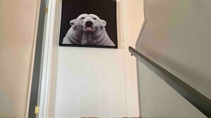 Una escalera con peldaños alfombrados que conduce a una puerta.
