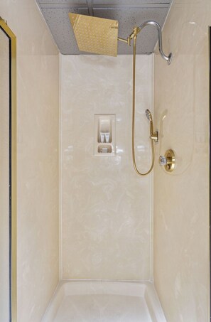 Dusche, Whirlpool, Haartrockner, Handtücher