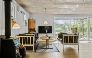 Smart TV, fireplace - Nice home in ørsted with WiFi (Ørsted)