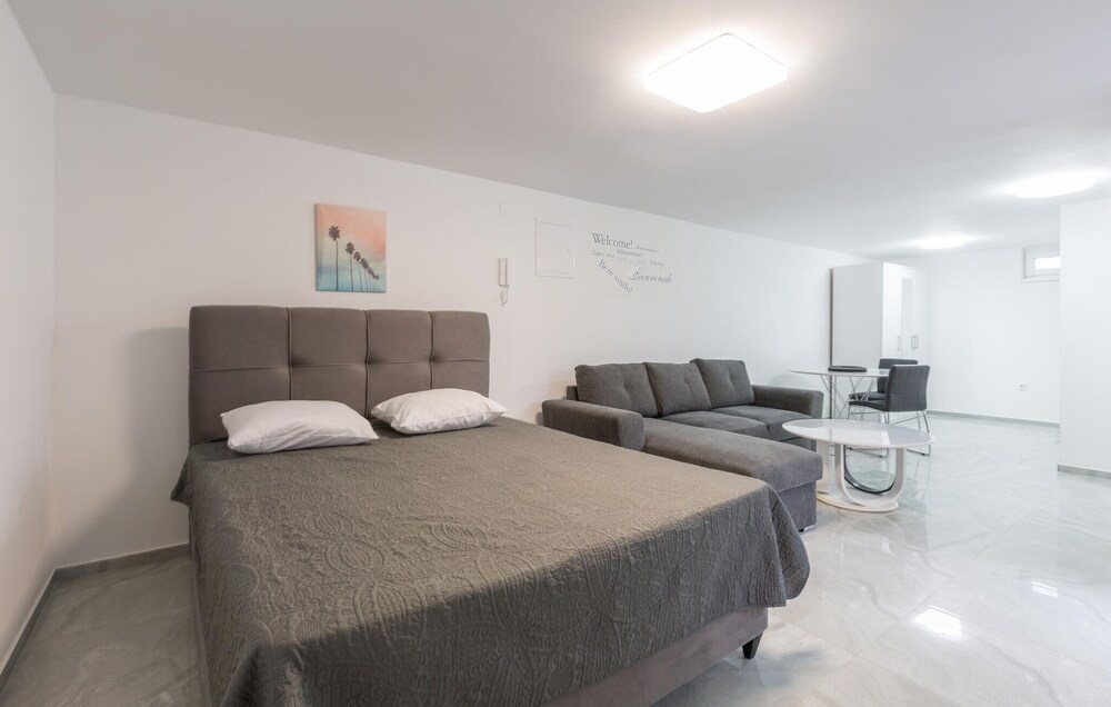 Bright and comfortable studio apartment near the town of Porec. Mali