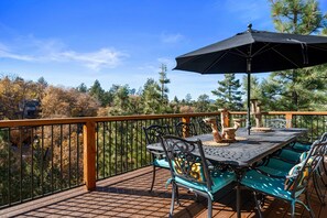 Outdoor dining - Shem Shack - Modern, Game Room, Wet Bar, Fire Pit (Big Bear City)