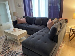 Smart TV, books - 3BR Home in Downtown St. John's w/ free parking, AC (St. John's)