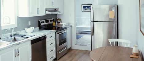 Réfrigérateur, four à micro-ondes, un four, surface de cuisson