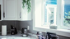 Kaffetrakter/tekoker, kjøleskap, mikrobølgeovn og ovn