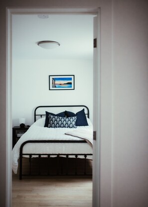 3 chambres, bureau, fer et planche à repasser, lit de bébé portatif
