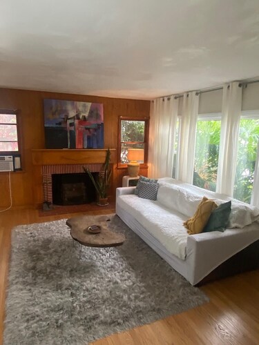 Vintage home near Rose Bowl & JPL/NASA. So many trails great for active folks   