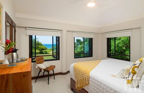 4 sovrum, värdeförvaringsskåp på rummet och skrivbord