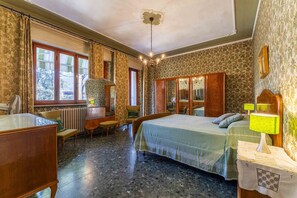 6 chambres, fer et planche à repasser, lit de bébé portatif