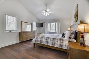 4 bedrooms, iron/ironing board, travel cot, WiFi - Mins to Skiing! Hot Tub-Fire Pit-Hammock-BBQ-Games (Lake Harmony)