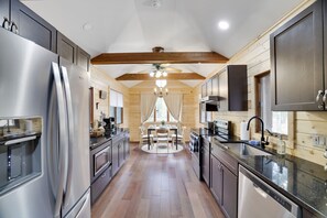 Fridge, microwave, oven, stovetop - Mins to Skiing! Hot Tub-Fire Pit-Hammock-BBQ-Games (Lake Harmony)