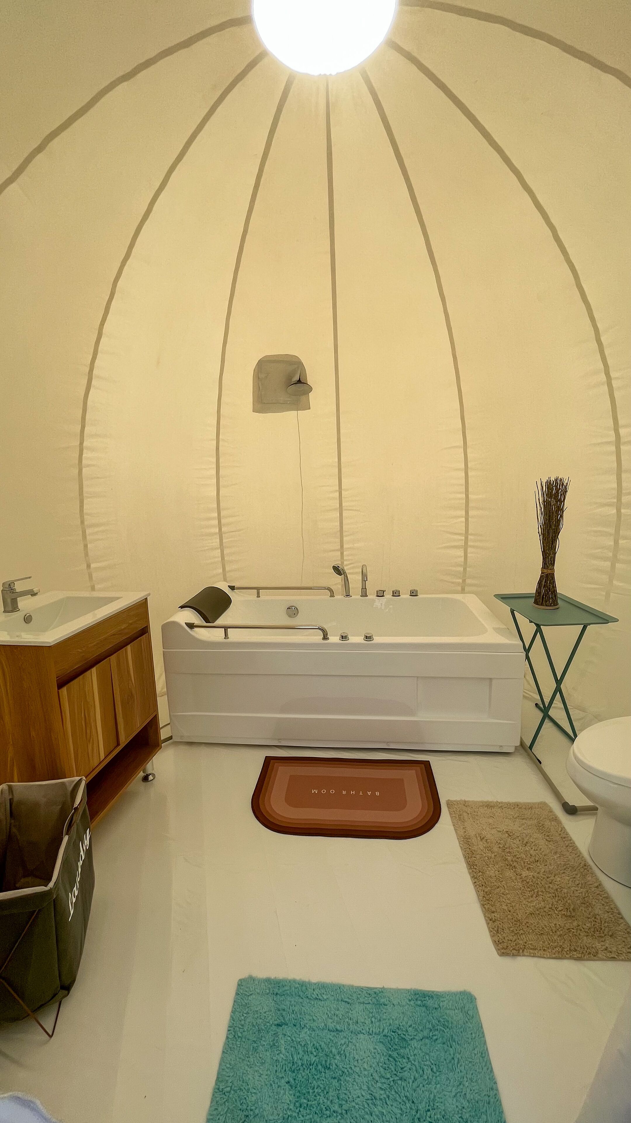 Sèche-cheveux, serviettes fournies, savon, shampoing