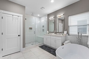 Shower, hair dryer, towels, soap - 5BR home near SLU wtih EV charger (St Louis)